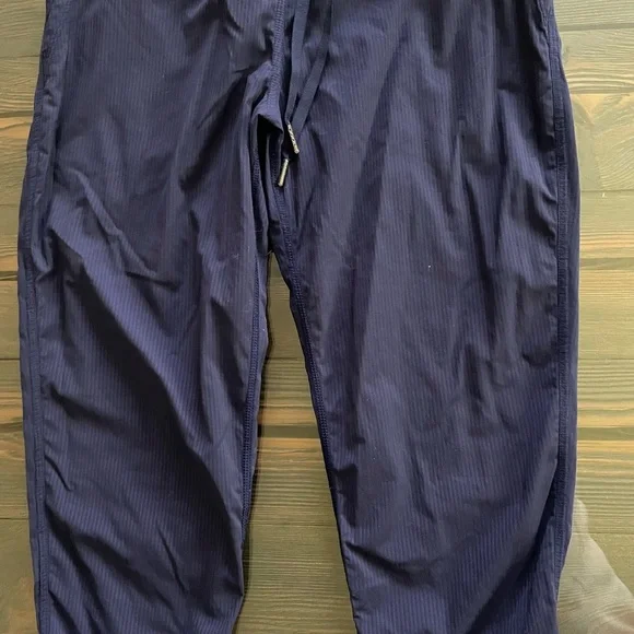 Lululemon Athletica Navy studio crop - Picture 2 of 6